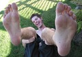 00_4_twnk_shows_his_soles.jpg